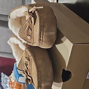 Brand new ugg slippers with ansley lace size 7 womens tan